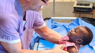 "Reconstruir el cos és fàcil, el difícil és reconstruir una vida després de la mutilació genital"