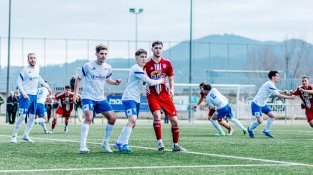 Imatge d'un córner de la temporada passada en el derbi al Municipal Germans Gonzalvo de Mollet