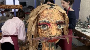 L’alumnat del Taller d’Art Manolo Hugué, de Caldes de Montbui, reivindica el paper de les dones artistes al Carnestoltes