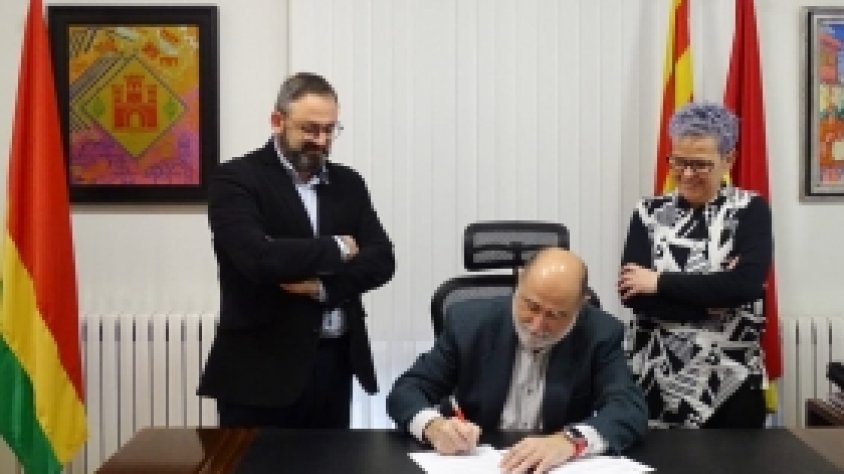 Signatura del decret d'Alcaldia per a la creació de la nova regidoria de Política Lingüística