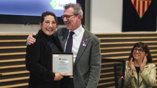 Emma Vilarasau amb l'alcalde de Sant Cugat, Josep Maria Vallès, durant l'acte d'homenatge a l'actriu