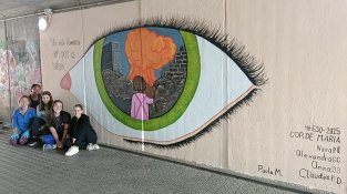 Els alumnes de Sant Celoni decoren els passos soterrats amb murals de conscienciació social i ambiental