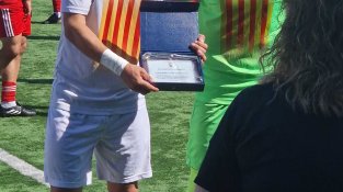 El Mollet remunta el derbi contra el Parets i segella la permanència en un duel marcat per l'espectacle i el comiat de Parri