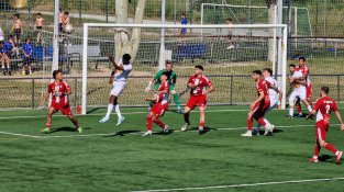 El Mollet remunta el derbi contra el Parets i segella la permanència en un duel marcat per l'espectacle i el comiat de Parri