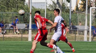 El Mollet remunta el derbi contra el Parets i segella la permanència en un duel marcat per l'espectacle i el comiat de Parri