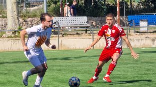 El Mollet remunta el derbi contra el Parets i segella la permanència en un duel marcat per l'espectacle i el comiat de Parri