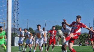 El Mollet remunta el derbi contra el Parets i segella la permanència en un duel marcat per l'espectacle i el comiat de Parri