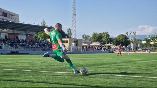 El Mollet remunta el derbi contra el Parets i segella la permanència en un duel marcat per l'espectacle i el comiat de Parri