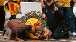 Àlex Palou fa història i es converteix en el primer català a guanyar les 500 Milles d’Indianapolis