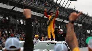 Àlex Palou fa història i es converteix en el primer català a guanyar les 500 Milles d’Indianapolis