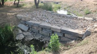 Sistema de drenatge d'aigua amb pedres a les basses de Can Gurri