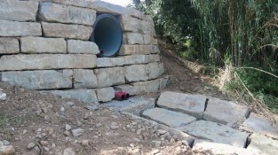 Conducte per on surt l'aigua filtrada de kes basses de Can Gurri al riu Tenes