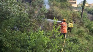 Un incendi amb tres focus a l’entrada del camí de Can Vileu activa els serveis d’emergència a Bigues i Riells