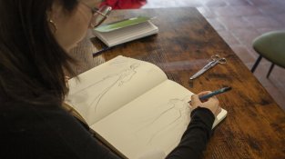 Boira Atelier, la modisteria de Caldes que recupera l’essència de les peces fetes a mà i transforma la confecció en una experiència personal, sostenible i única