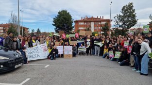 Els professors del Vallès s’afegeixen a la vaga educativa i surten al carrer per defensar l’escola pública