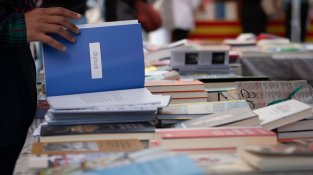 Granollers viu un Sant Jordi de carrer, cultura i emoció amb optimisme entre llibreters i floristes