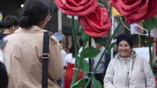 Granollers viu un Sant Jordi de carrer, cultura i emoció amb optimisme entre llibreters i floristes