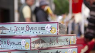 Granollers viu un Sant Jordi de carrer, cultura i emoció amb optimisme entre llibreters i floristes