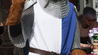 Granollers viu un Sant Jordi de carrer, cultura i emoció amb optimisme entre llibreters i floristes