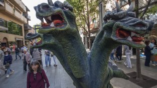 Granollers viu un Sant Jordi de carrer, cultura i emoció amb optimisme entre llibreters i floristes