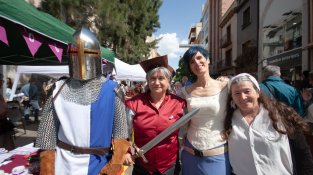 Granollers viu un Sant Jordi de carrer, cultura i emoció amb optimisme entre llibreters i floristes