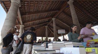 Granollers viu un Sant Jordi de carrer, cultura i emoció amb optimisme entre llibreters i floristes