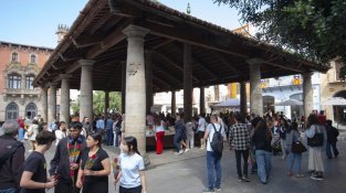 Granollers viu un Sant Jordi de carrer, cultura i emoció amb optimisme entre llibreters i floristes