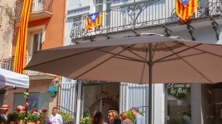 Granollers viu un Sant Jordi de carrer, cultura i emoció amb optimisme entre llibreters i floristes