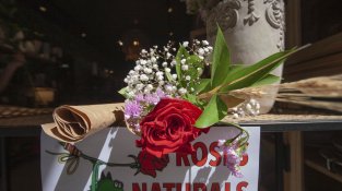 Granollers viu un Sant Jordi de carrer, cultura i emoció amb optimisme entre llibreters i floristes