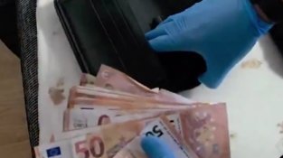 Detenen a Cardedeu una parella acusada d’estafar a venedors de loteria i comerciants amb bitllets falsos de 50 euros