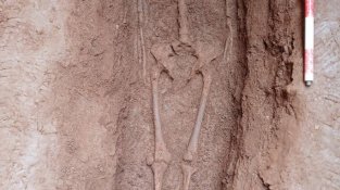 La campanya arqueològica de Castellar Vell descobreix dues sepultures monumentals intactes i segellades del segle X úniques a Catalunya