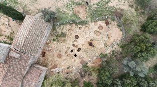 La campanya arqueològica de Castellar Vell descobreix dues sepultures monumentals intactes i segellades del segle X úniques a Catalunya