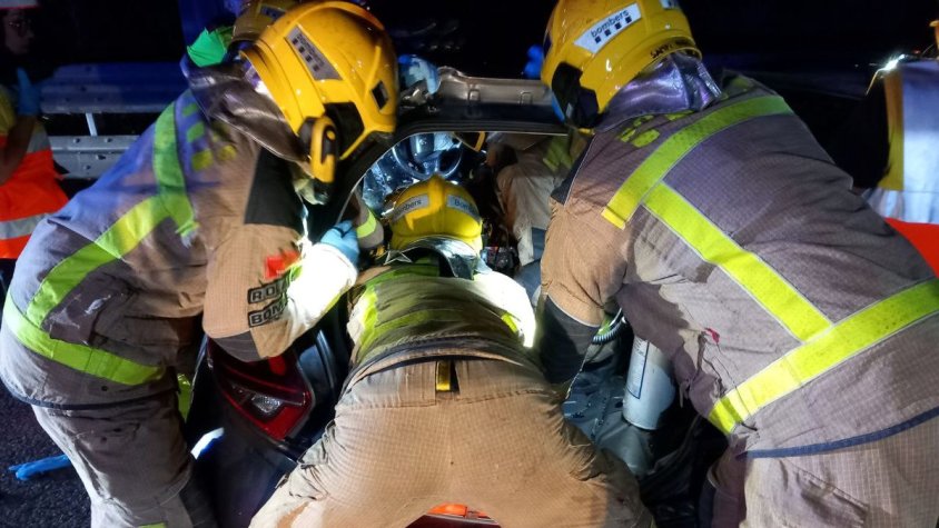 Els Bombers treballant en l'excarceració de la dona atrapada en l'accident a la C-35 a Cardedeu