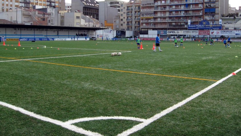 El camp de futbol del carrer Girona estrena gespa artificial feta amb materials reciclats