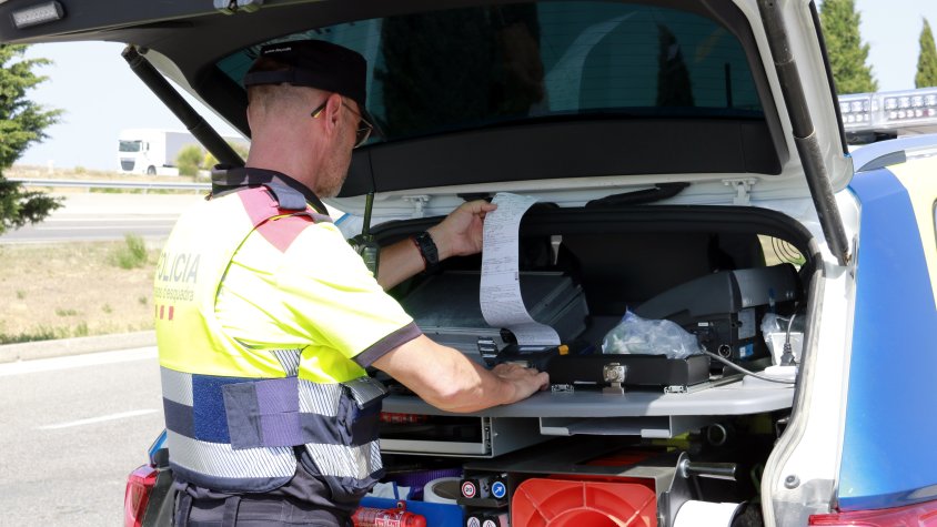 Un mosso d'esquadra imprimint una multa