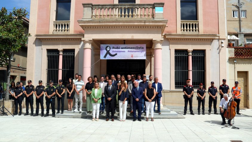 Rubí es bolca en el comiat a la veïna assassinada la setmana passada i renova el seu compromís contra la violència de gènere