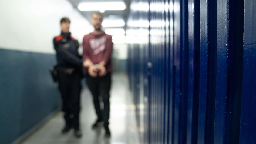 Detenen cinc joves, un d'ells menor d'edat, per robar ordinadors en un institut de Cardedeu