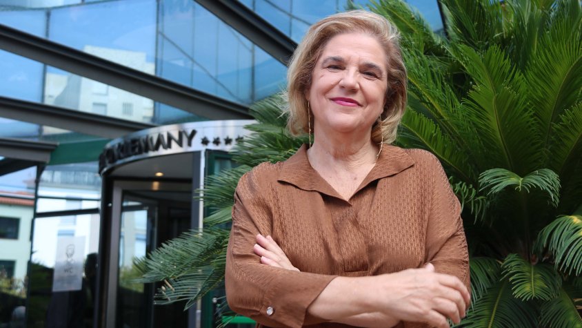 Uns manifestants llencen pintura vermella sobre Pilar Rahola durant una conferència a La Garriga