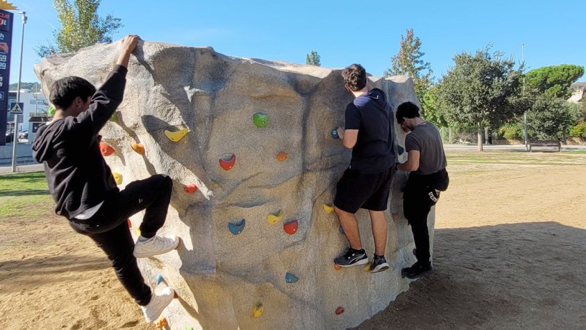 Lliçà d'Amunt estrena un rocòdrom al Parc de la Felicitat per a totes les edats i nivells d'escalada