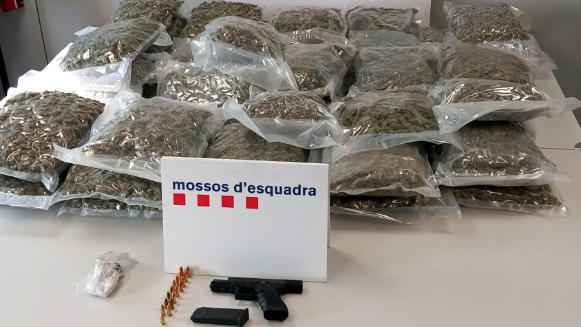 Els Mossos detenen un home a Cerdanyola després de trobar 50 quilos de droga i una pistola en un habitatge incendiat