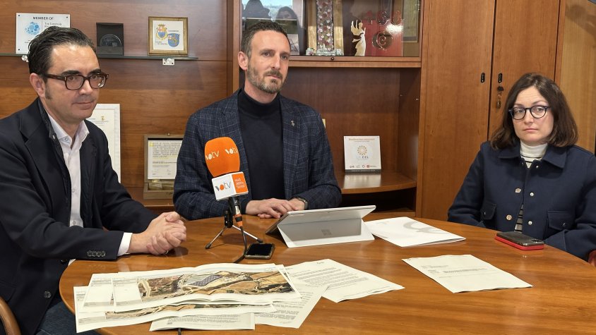 L’alcalde Isidre Pineda, amb els tinents d'alcaldia Núria Carné i Jordi Martín, en l'atenció a mitjans amb motiu de la resolució judicial