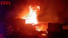 Els Bombers apaguen un incendi en una barraca de grans dimensions a Montcada i Reixac