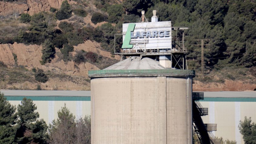 La Fiscalia demana jutjar un ex-alt càrrec de la Generalitat per autoritzacions ambientals irregulars a la cimentera Lafarge