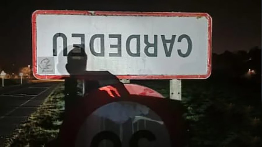Un cartell capgirat a Cardedeu
