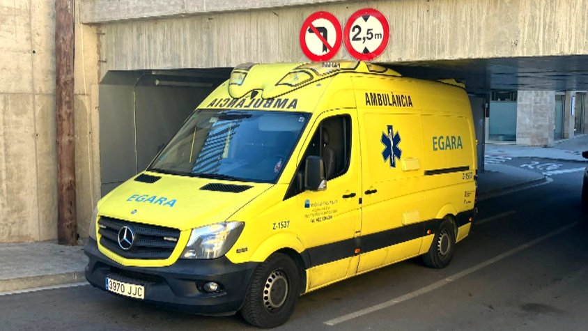 Ambulància immobilitzada al pont de l'estació de la Garriga