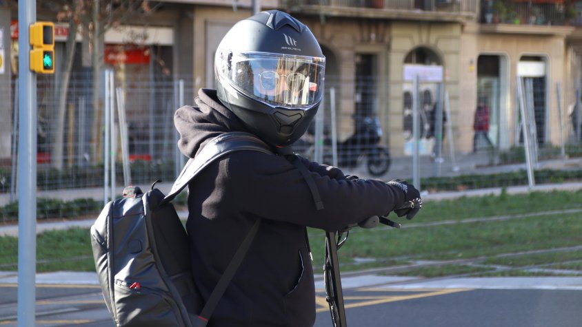 Sabadell endureix la normativa dels patinets amb casc obligatori i edat mínima per circular