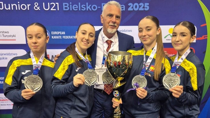 Judith Anguera (la segona començant per l'esquerra) amb el seu equip i un representant de la RFEK en acabar el Campionat