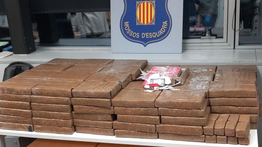 Detenen dos homes a Rubí per transportar gairebé 290 quilos d'haixix en un camió