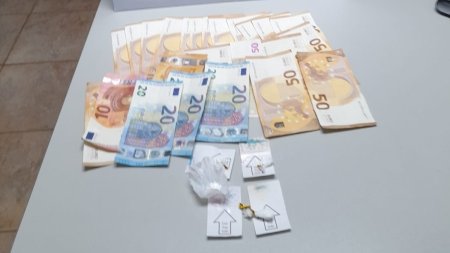 Diners en metàl·lic i dosis de cocaïna per a la seva distribució