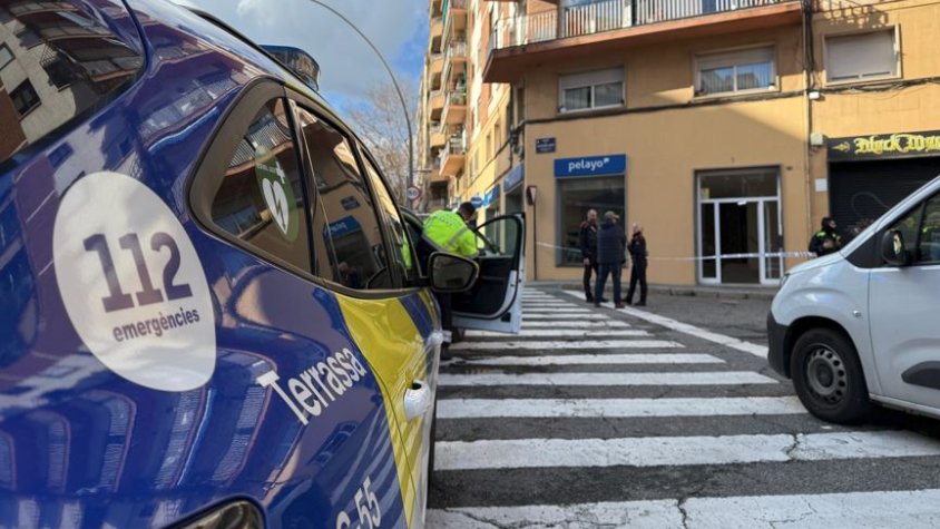 Cotxe policial dsprés del tiroteig a Terrassa